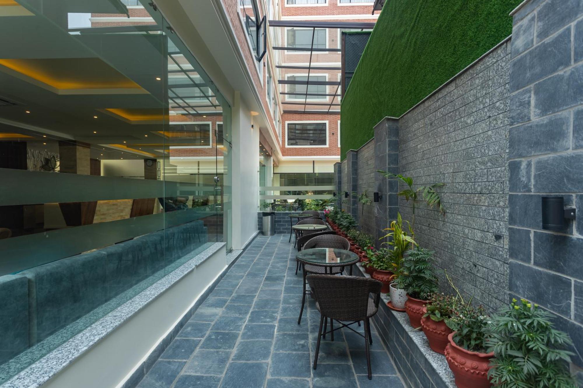 Hotel Crystal Pashupati Катманду Экстерьер фото